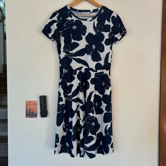 Elegant Navy and White Floral Midi Dress - Picture 1 of 5